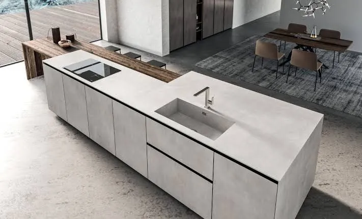 Cuisine aux teintes béton clair avec bar en bois massif