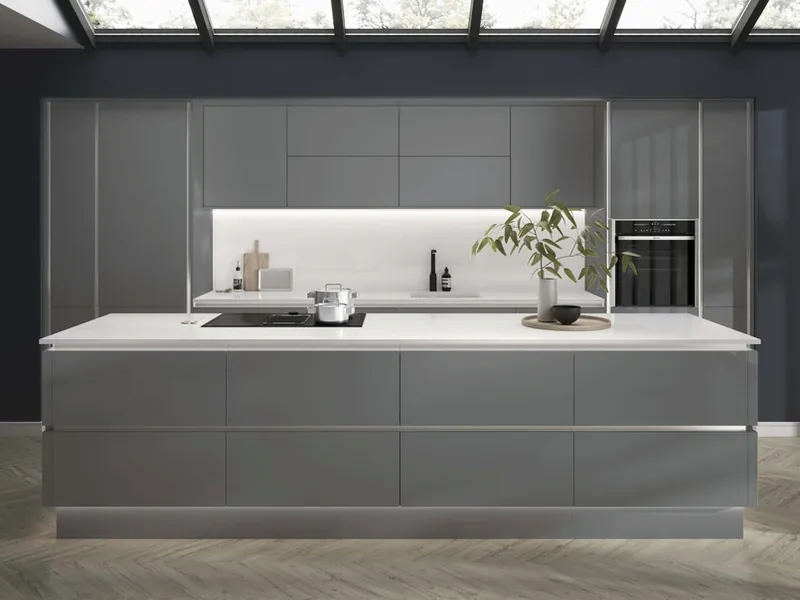 Cuisine Ardesia : grand îlot et colonnes gris anthracite brillant, sans poignées