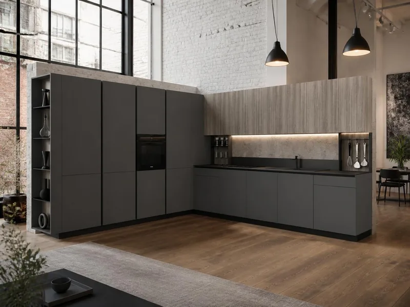 Cuisine Carbone : cuisine en L, façades mates gris foncé, éléments hauts décor eucalyptus fumé, plan en grès cérame noir ; électroménager en option