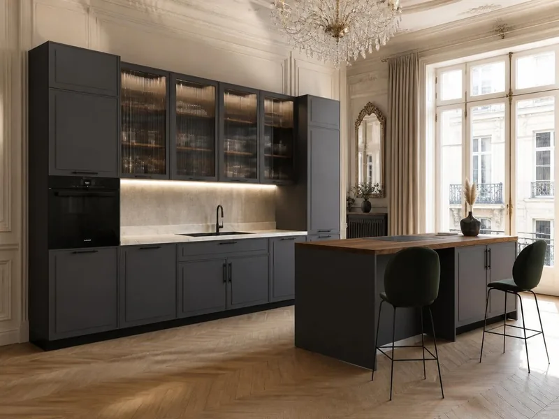 Cuisine Castello : îlot avec plan décor noyer, façades à cadre laquées mates gris brun, vitrines, plan mural en grès cérame ; électroménager en option