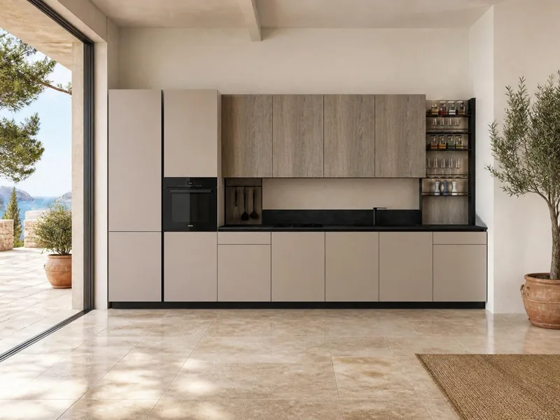 Cuisine Creta : linéaire, façades beige argile technologie soft touch anti-traces de doigts, éléments hauts décor chêne, plan en grès cérame noir ; électroménager en option