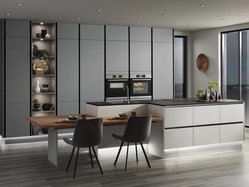 Cuisine Grafite : colonnes gris graphite, îlot blanc avec table en bois intégrée