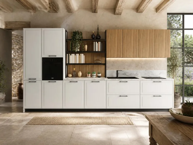 Cuisine Latte : linéaire, façades à cadre laquées mates blanches, étagères décor noyer, plan en grès cérame blanc ; électroménager en option