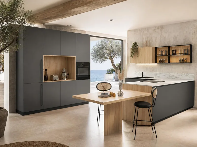 Cuisine Marmo : deux murs avec table en bois : façades gris ardoise technologie soft touch anti-traces de doigts, décor chêne clair, plan en grès cérame effet marbre ; électroménager en option