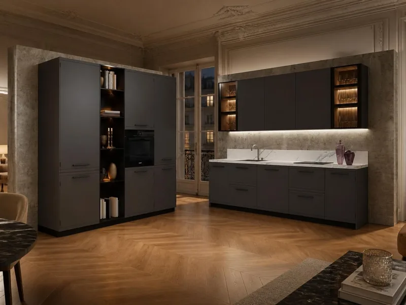 Cuisine Moka : deux murs, façades laquées mates gris brun, vitrines éclairées, plan en grès cérame effet marbre ; électroménager en option