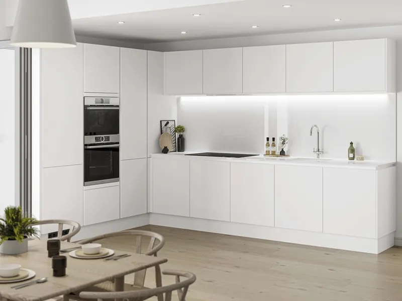 Cuisine Neve : cuisine en L, façades blanches mates sans poignées, plan de travail blanc