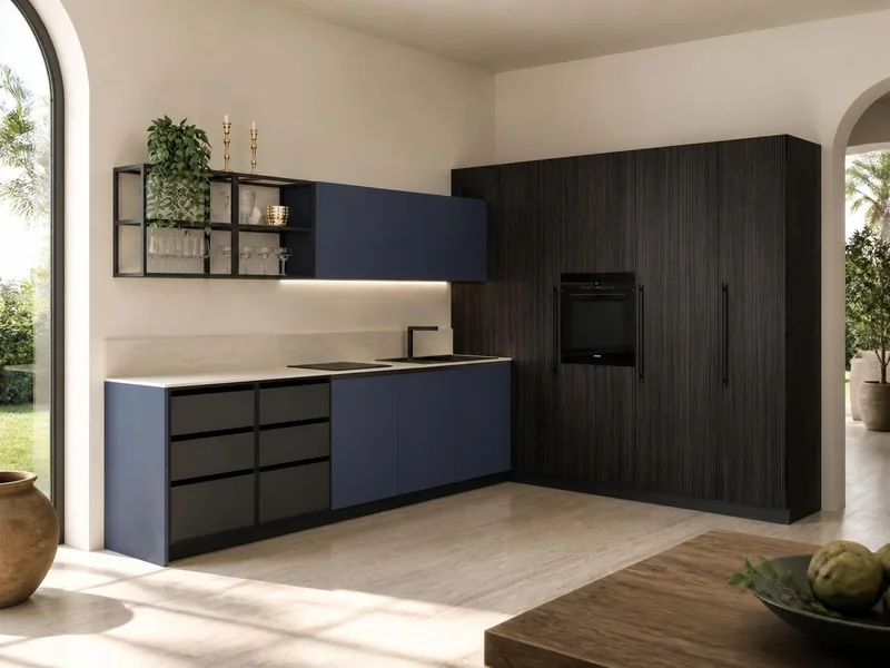 Cuisine Oceano : cuisine en L, meubles bas bleu profond technologie soft touch anti-traces de doigts, colonnes décor chêne foncé, plan en grès cérame ; électroménager en option