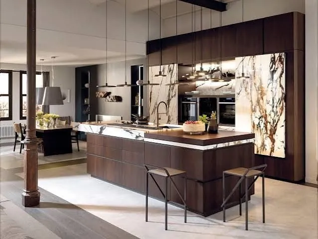 Cuisine loft avec façades en noyer sombre et plan de travail en marbre