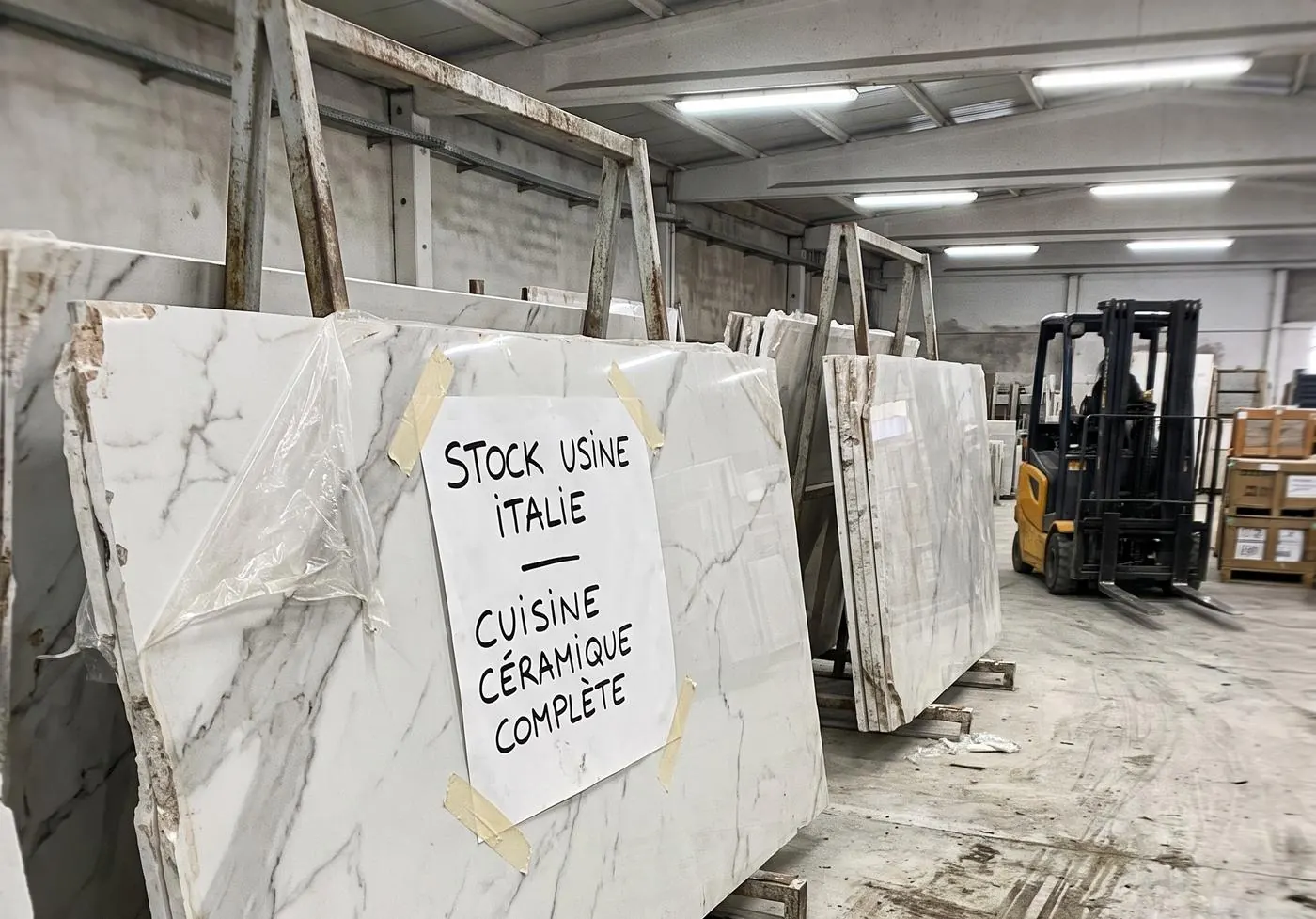 Dalles de céramique en stock à l'usine, en Italie